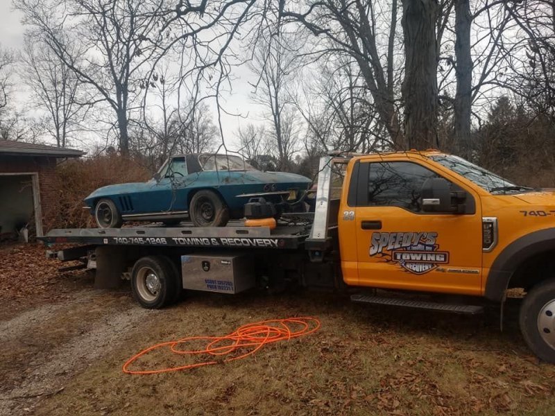 Редкий 55-летний Chevrolet Corvette, найденный под грудой мусора