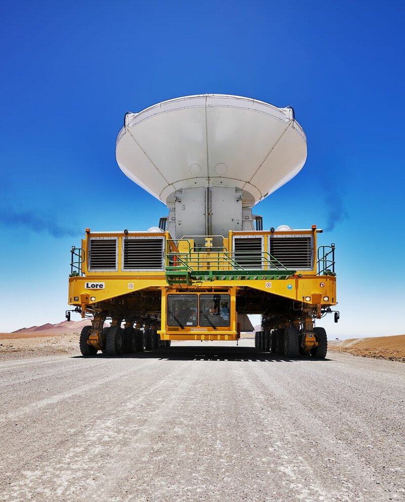 Транспортер ALMA перевозит  антенну в новое место на равнине Чайнантор.
