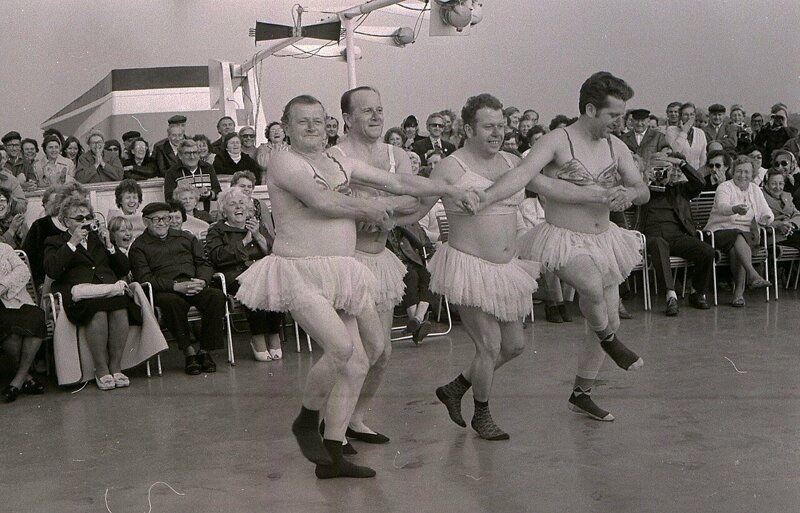 На советском круизном судне танцуют люди, получившие эту поездку в качестве награды за выдающиеся достижения в социалистическом соревновании, 1978, Волга 