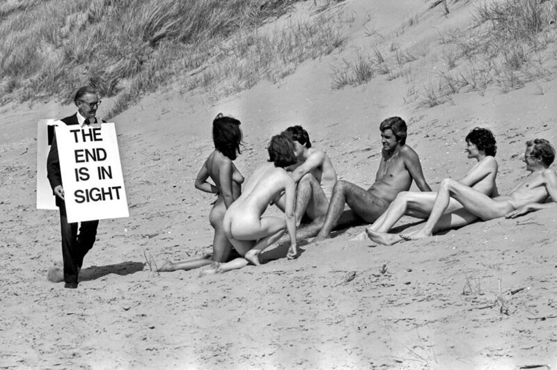 "Страшный суд не за горами..." Христианский проповедник на нудистском пляже в Англии, 1974 г. 