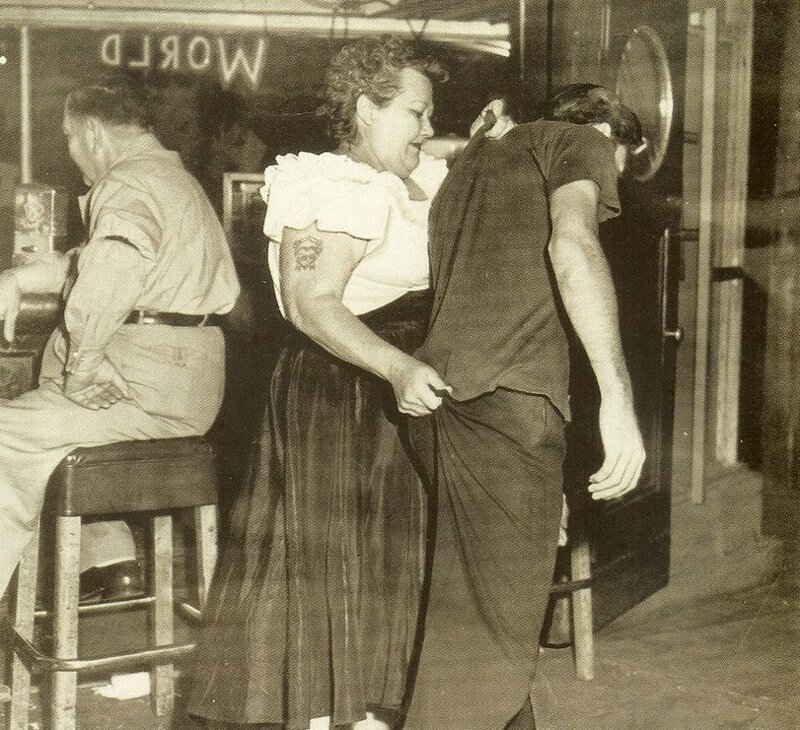 Вышибала провожает клиента бара. Beacon и 5th Sts., San Pedro, CA, ca. 1953. 