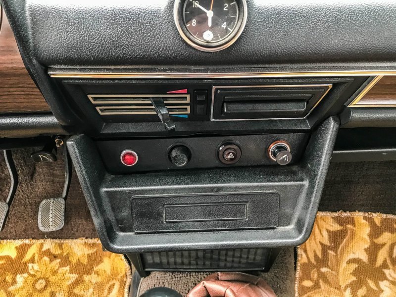 Правильная "шестерка": ВАЗ-2106 1984 года с небольшим пробегом