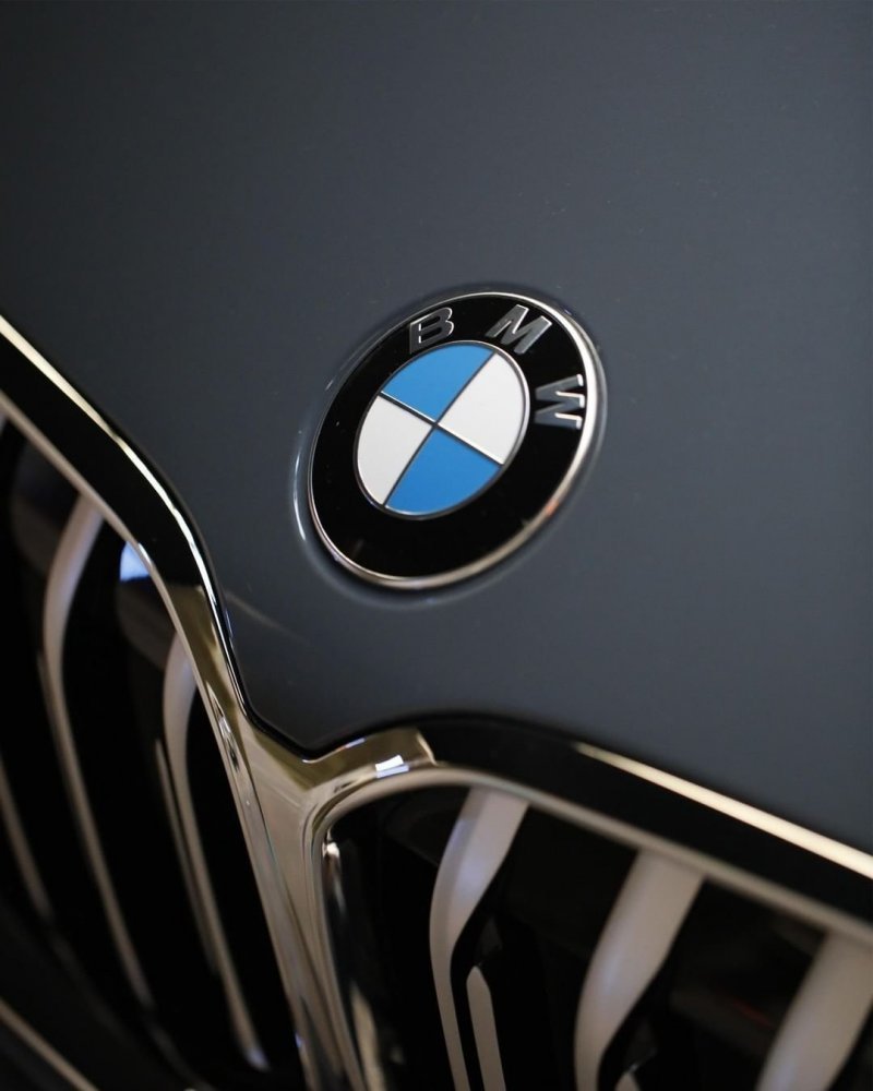 Как выглядел прежний логотип BMW (если кто-то забыл)