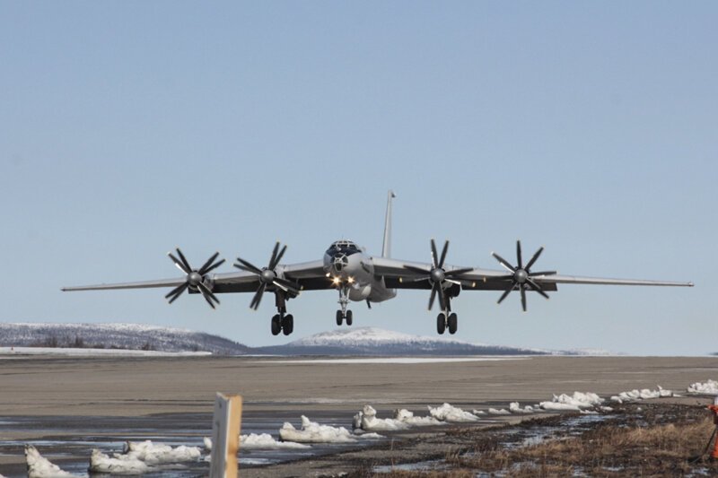 Сила русского оружия: В небе над Крымом прошла дозаправка Ту-142 и Су-30СМ (видео)