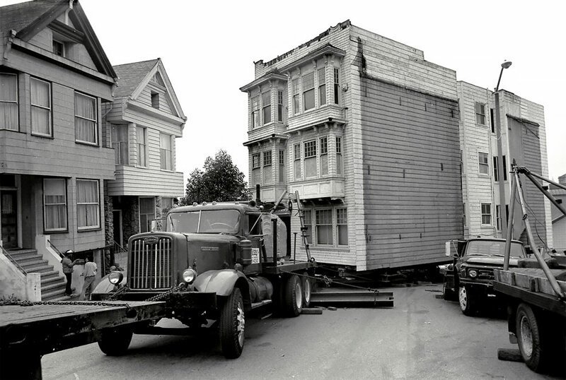 Как в Сан-Франциско в 70-х годах перевозили старые викторианские здания