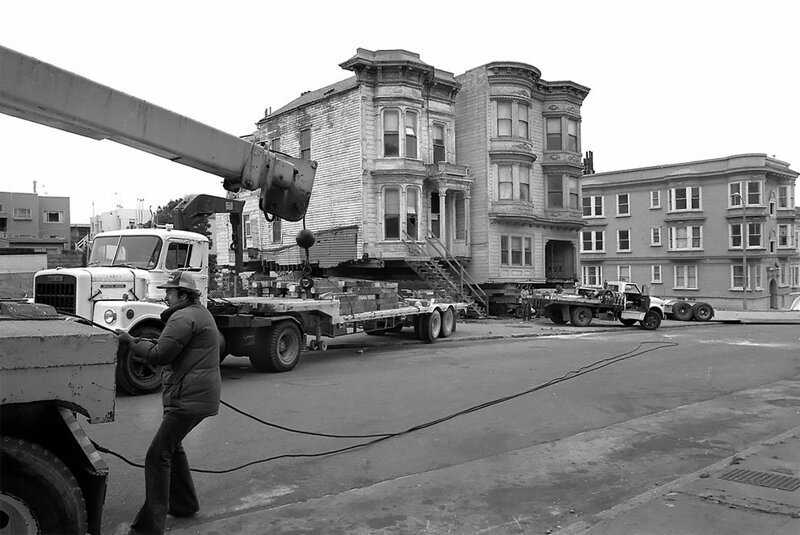 Как в Сан-Франциско в 70-х годах перевозили старые викторианские здания