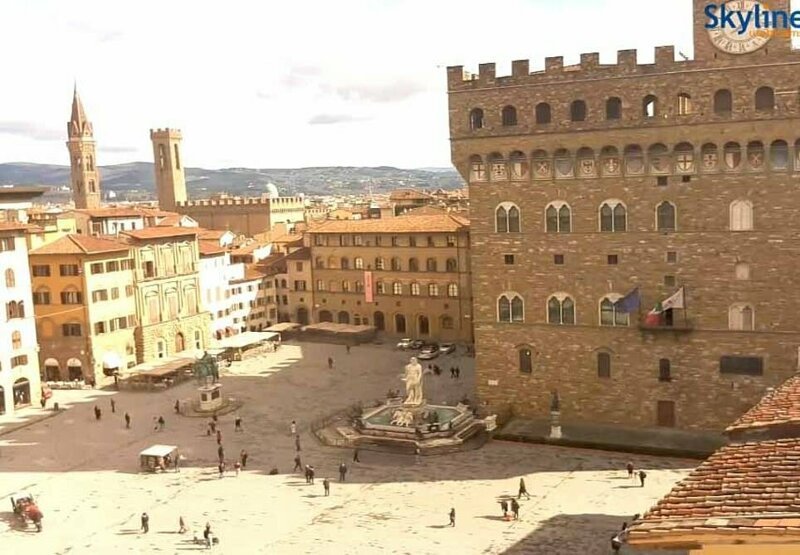 Площадь Синьории во Флоренции, заполненная туристами, и сейчас