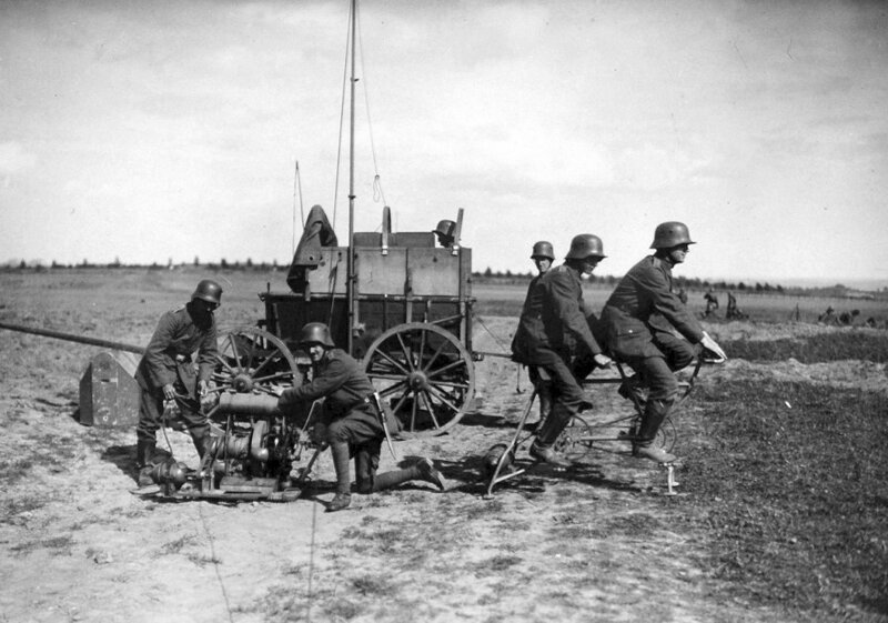 Немецкие связисты крутят педали тандема, чтобы сгенерировать энергию для работы радиостанции, сентябрь 1917 года.