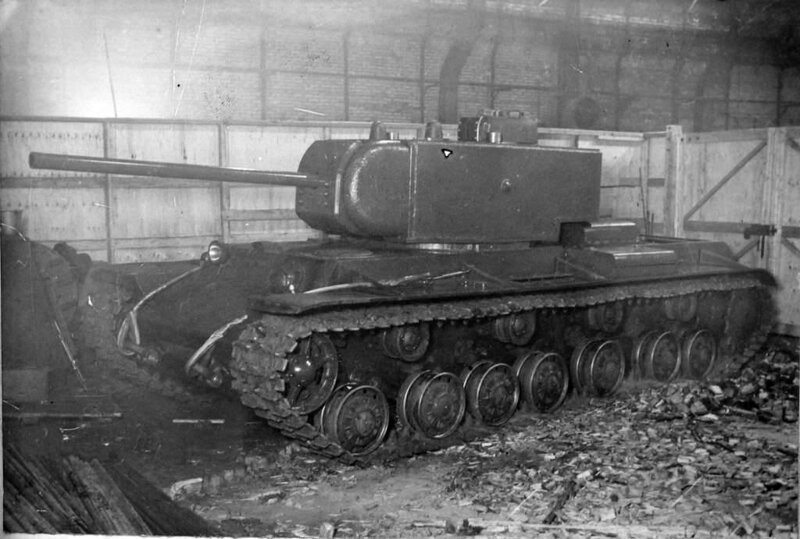 Опытный танк КВ-220 в заводском цеху за специальным ограждением, не позволяющим рабочим и посетителям цеха, не имеющим доступ к особо секретной разработке, его осматривать. 1940 год