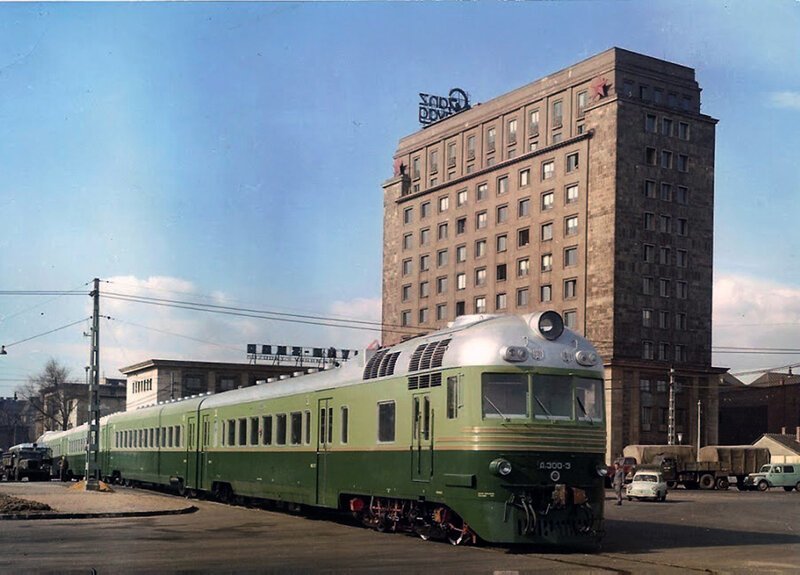 Дизель–поезд Д1–300 транспортируют с завода перед отправкой в СССР, 1967 год, Будапешт