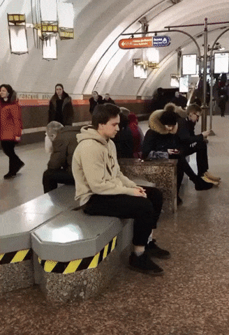 Разбавил скучную атмосферу в метро