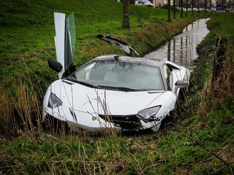 Lamborghini в канаве: в Нидерландах водитель суперкара вылетел с дороги