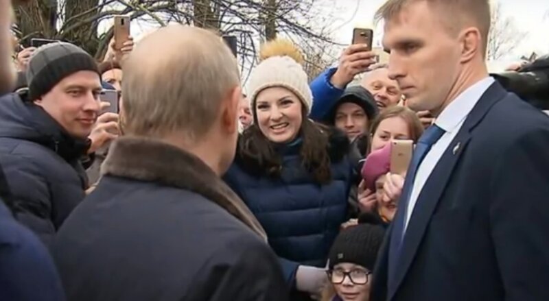 Путин высказался по поводу предложения девушки взять её замуж: видео