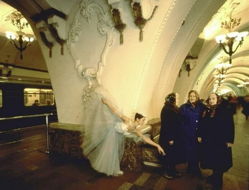 Балерина Татьяна Расторгуева из балета Большого театра в позе возле трио бабушек на станции Арбатская, 1997 год.