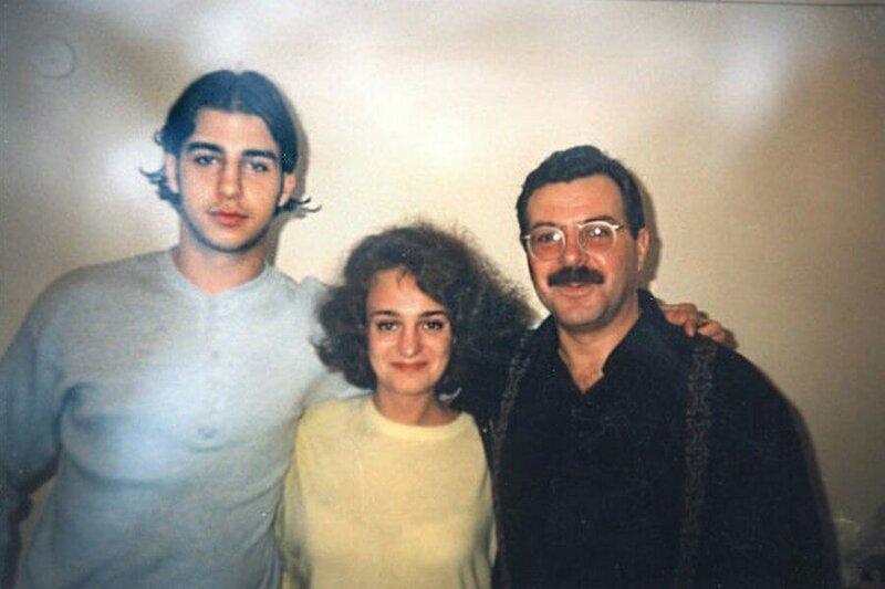Иван Ургант с подругой и отцом, конец 90-х.