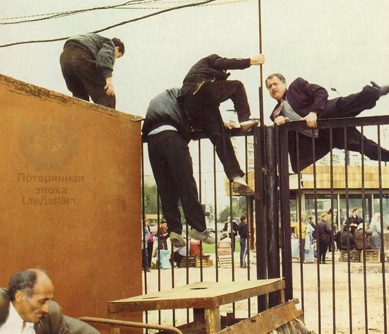 Нечистые на руку торговцы одного из столичных рынков показывают чудеса акробатики во время операции проводимой московским ОМОНом, 1995 год.