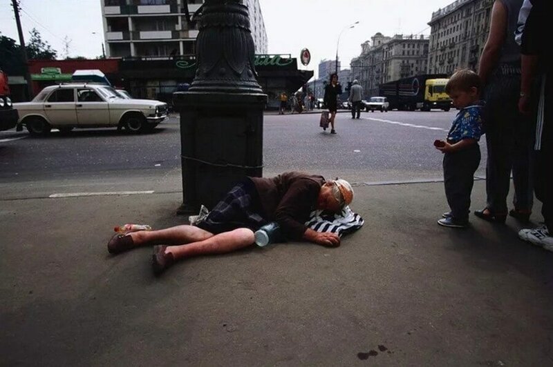 Бездомная женщина спит на улицах Москвы.1997 год.