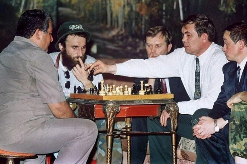 Александр Лебедь играет в шахматы с Ширвани Басаевым, одним из чеченских лидеров и братом Шамиля Басаева, во время перерыва в переговорах о политическом статусе Чеченской республики в селе Новые Атаги. 24 августа 1996 год.