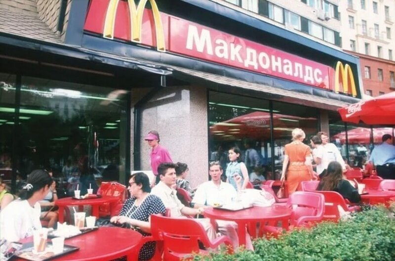 Люди едят в McDonald's .25 июля 1997 год.