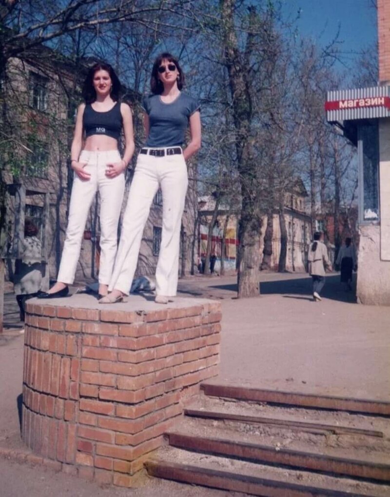 Дамы на импровизированном постаменте, 1998 год.