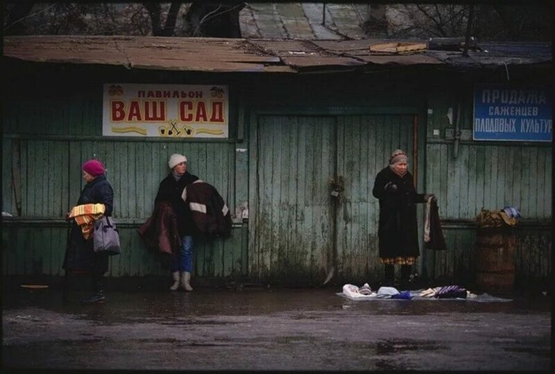 Женщины продают одежду на уличном рынке, 1997 год.