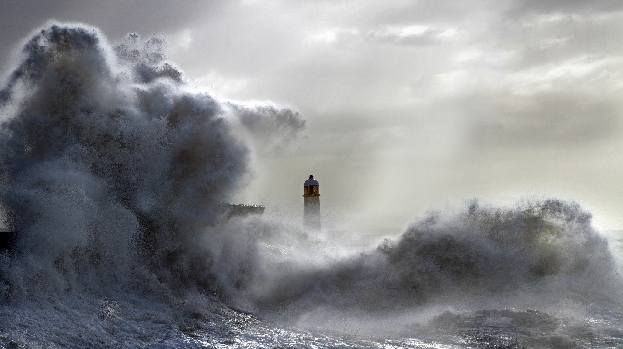 Банка шторм. Море шторм. Буря на море. Маяк в шторм. Маяк огромная волна.
