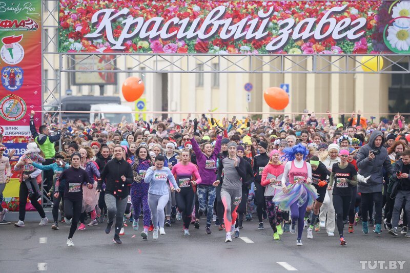 Смотрите, какие красавицы бежали по центру Минска