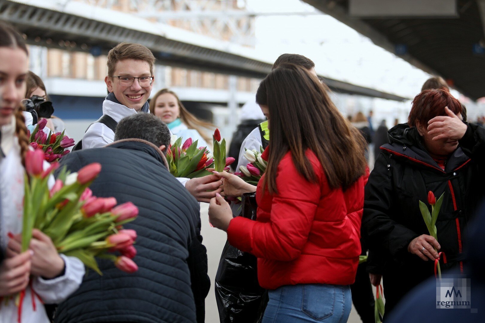 Незнакомый подарил цветы. Дарит цветы. Международный женский день в России.