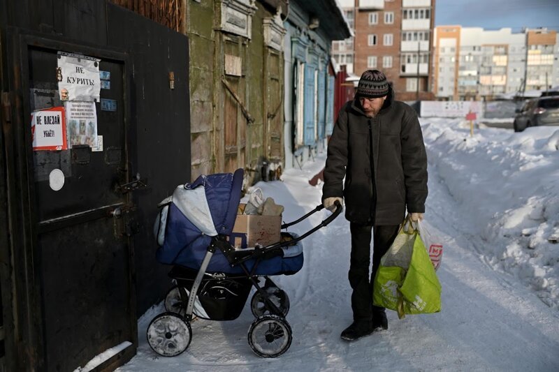 Как бездомные выживают зимой в Сибири