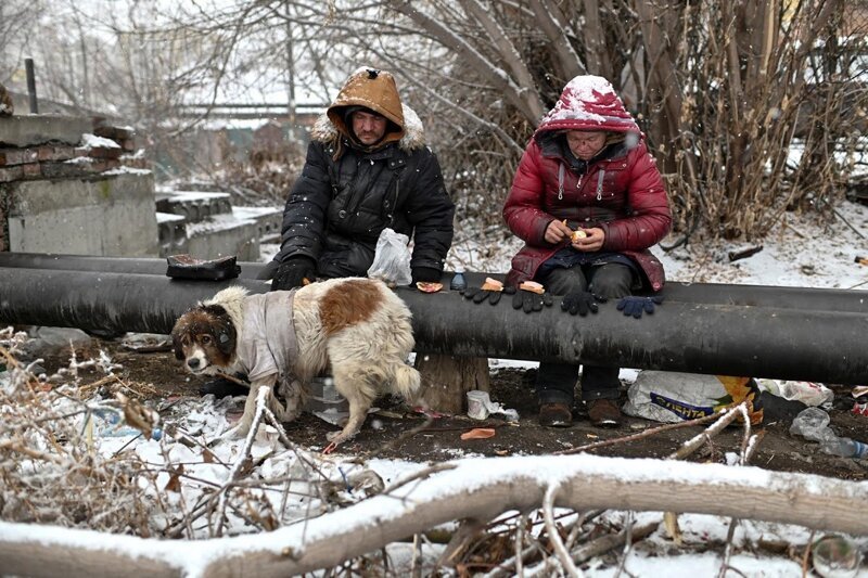Как бездомные выживают зимой в Сибири