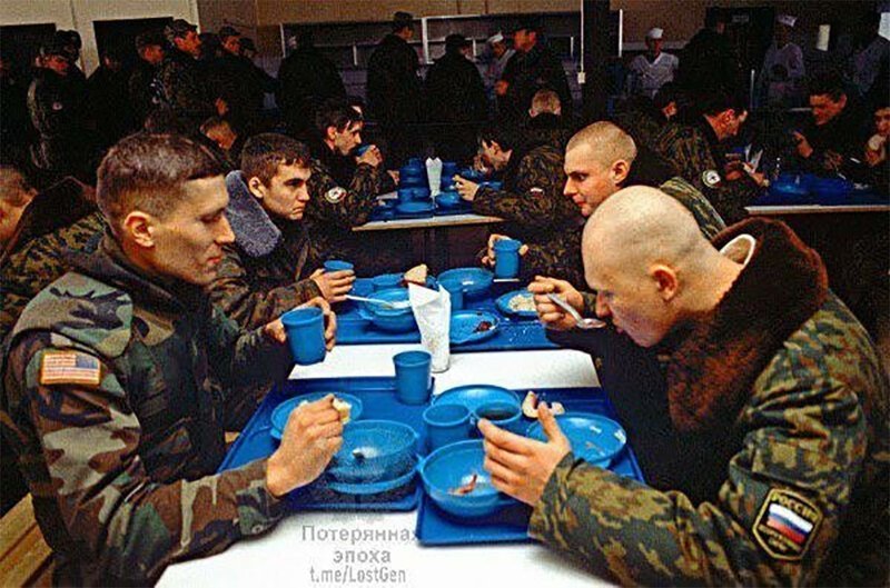 Российские и американские солдаты напротив друг друга в столовке, Босния, 1996 год