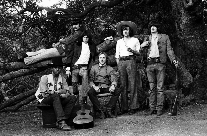 Фото для обложки вышедшего 11 марта 1970 альбома Deja Vu группы Crosby, Stills, Nash & Young.