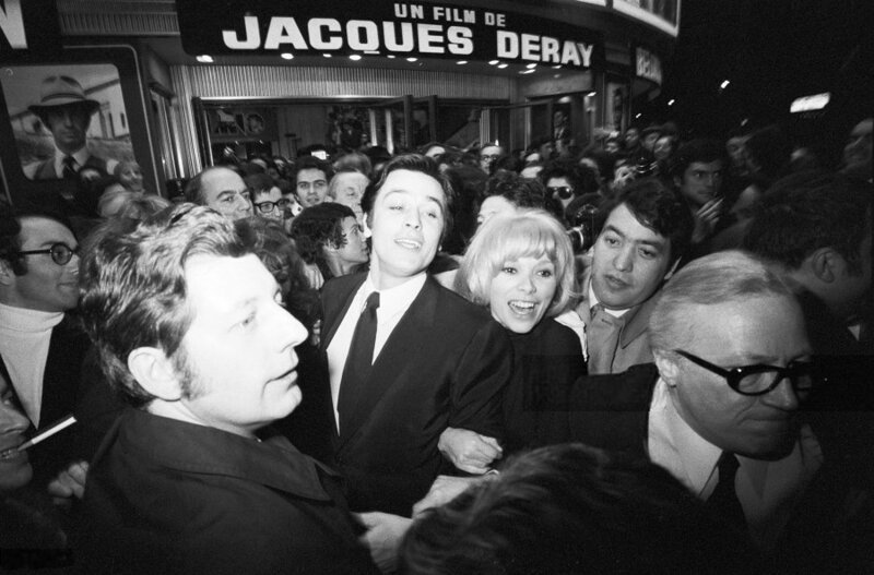 19 марта 1970 года. Париж. Ален Делон и Мирей Дарк на премьере фильма «Борсалино». Фото Jean-Claude Deutsch.