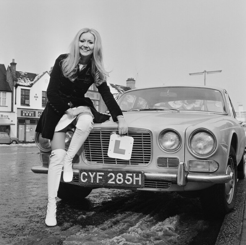 5 марта 1970 года. Ирландская певица Клодаг Роджерс. Jaguar XJ6 - подарок на день рождения от мужа и, по совместительству, ее менеджера Джона Морриса. Фото D. Morrison.
