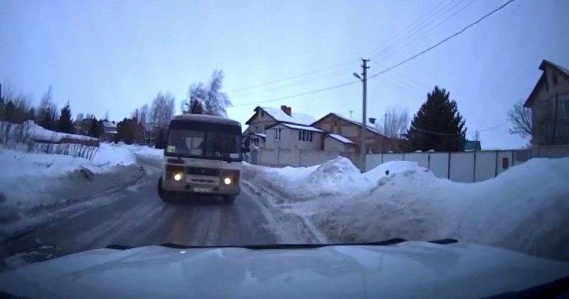 Коварный гололед: автобус против "Лексуса" в Казахстане