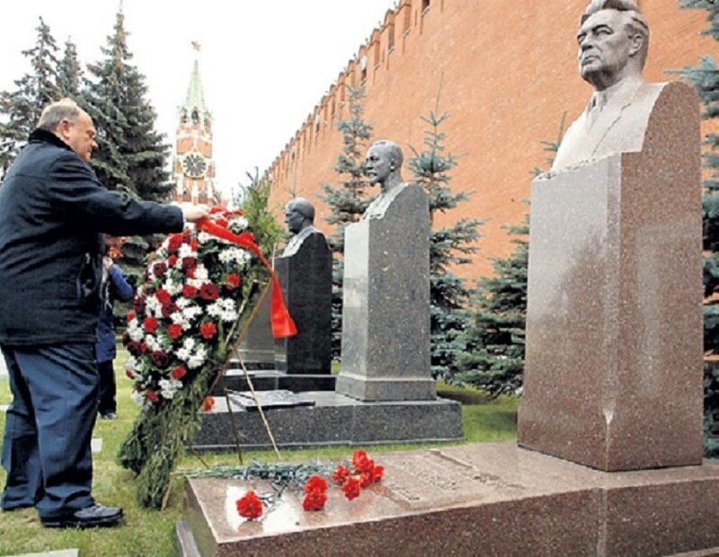 «Пятилетку за три гроба». Как хоронили советских вождей?