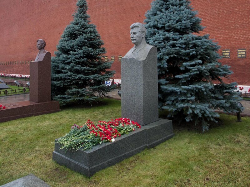 «Пятилетку за три гроба». Как хоронили советских вождей?