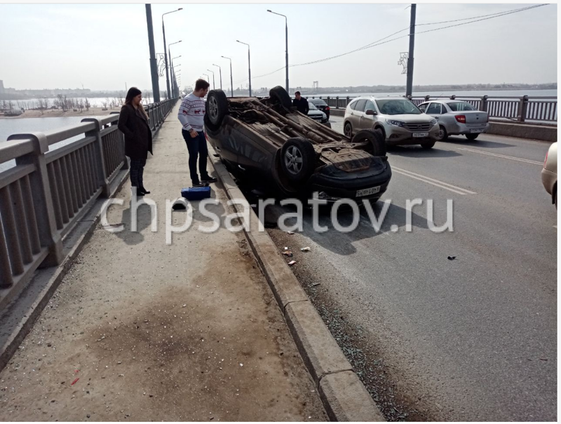 Видеорегистратор запечатлел опрокидывание автомобиля Kia Sportage на мосту Саратов-Энгельс