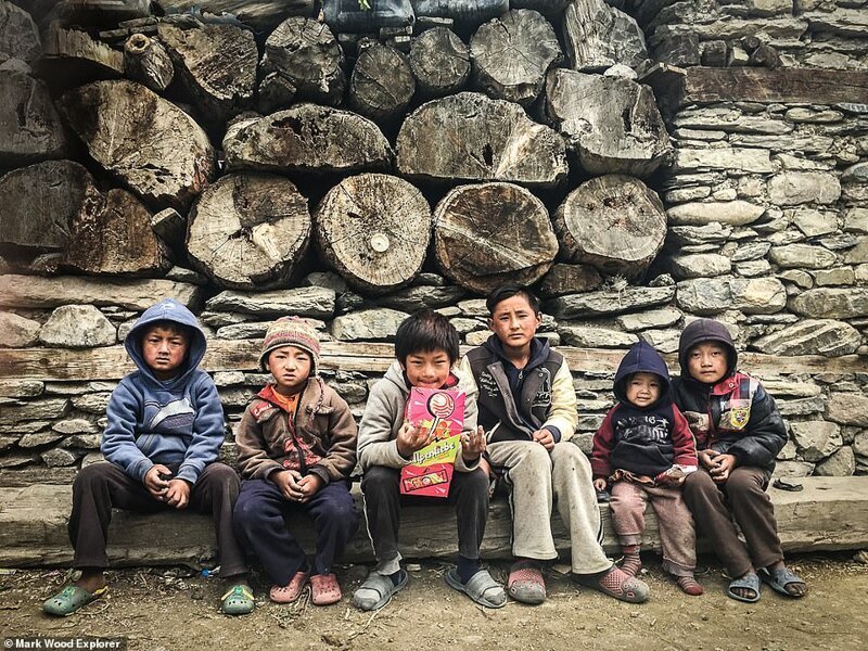 Местные дети во время экспедиции в Непал