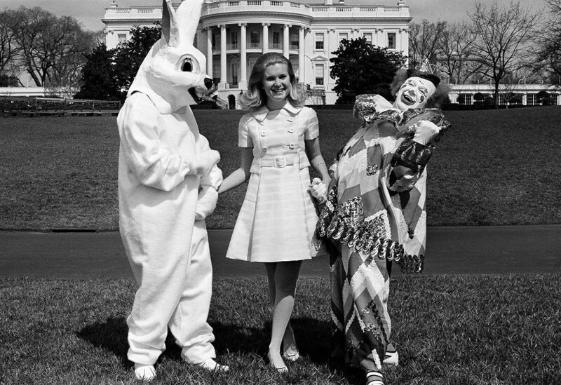27 марта 1970 года. Дочь президента Никсона Триша Никсон Кокс на лужайке Белого дома с пасхальным кроликом.