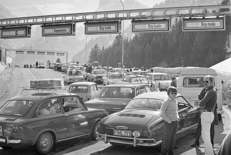27 марта 1970 года. Швейцария, Кандерштег. Предпасхальные пробки перед тоннелем Лёчберг.