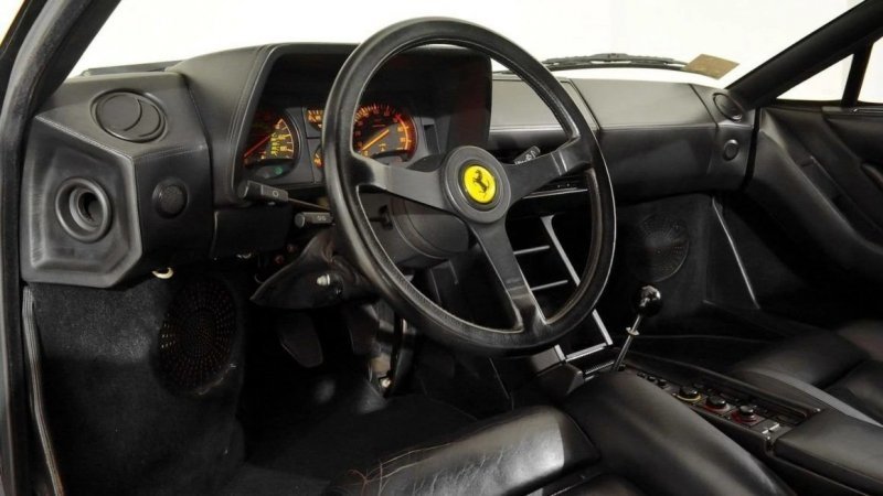 «Такая только у меня и у Майкла Джексона!»: Ferrari Testarossa с откидным верхом