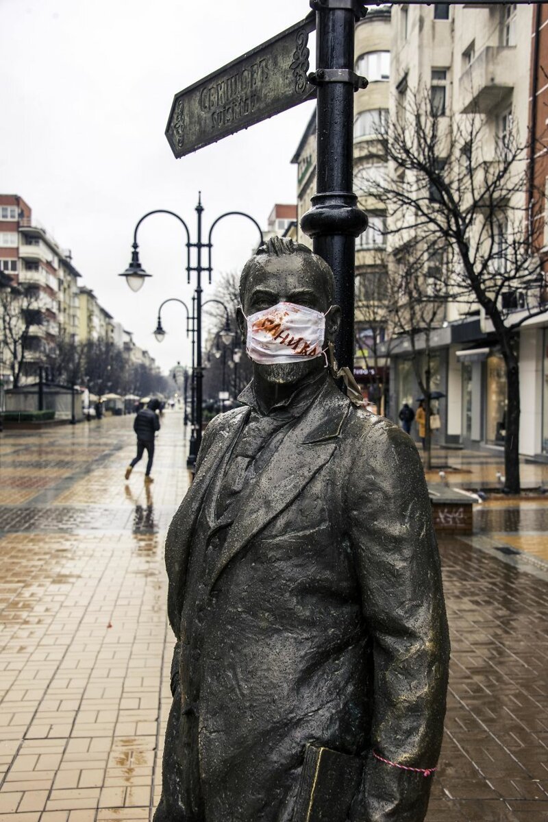 Уличное искусство против паники из-за коронавируса