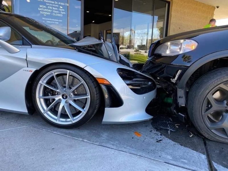 В Аризоне BMW залетел на территорию автосалона McLaren и повредил два спорткара