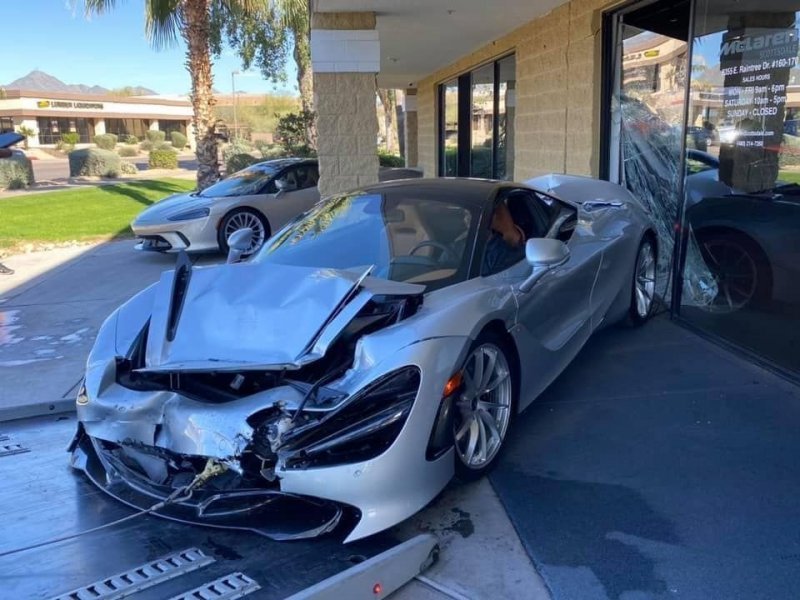 В Аризоне BMW залетел на территорию автосалона McLaren и повредил два спорткара