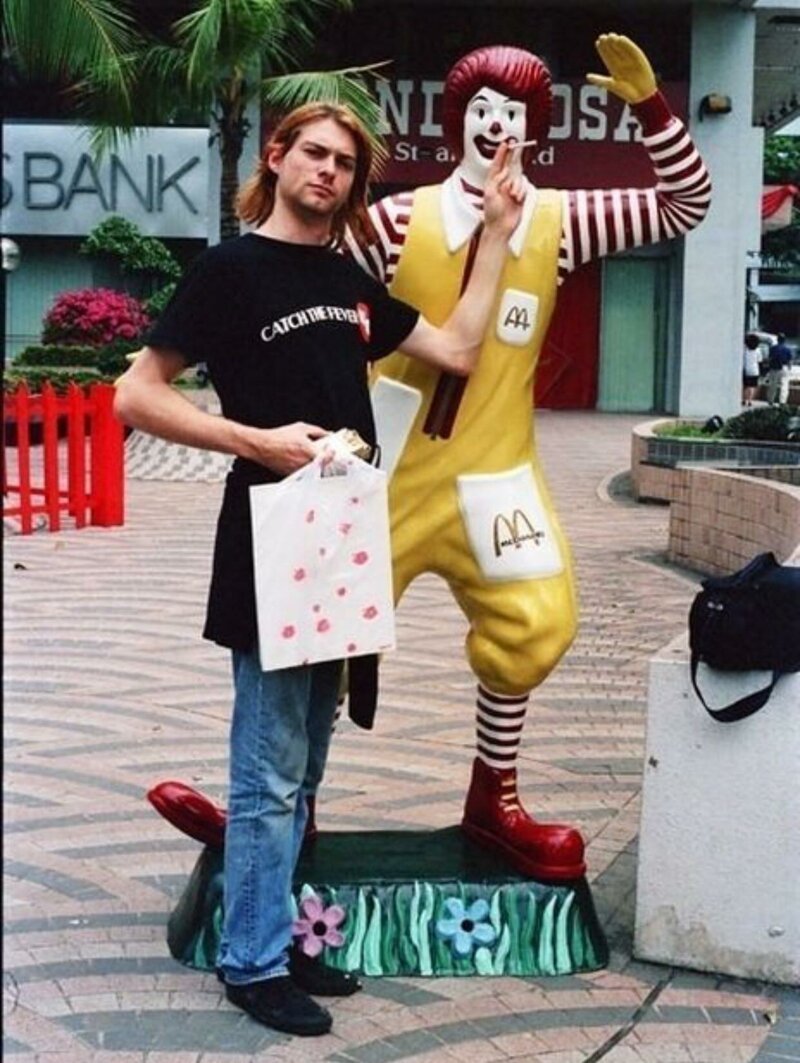 Курт Кобейн курит вместе с Рональдом Макдональдом, (1992)