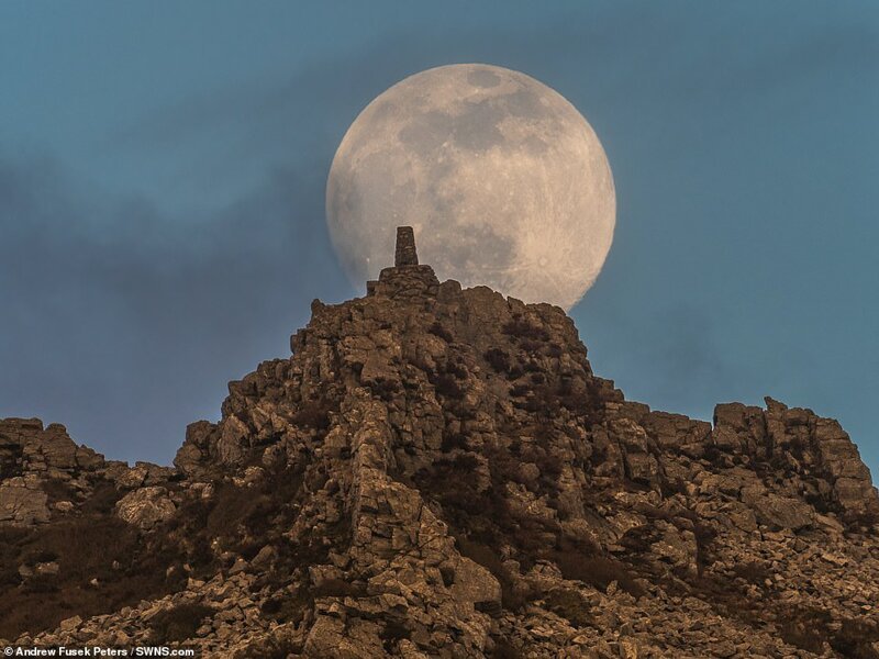 Червячная Луна над Скалой Манстоун, хребет Стиперстоунз в Шропшире