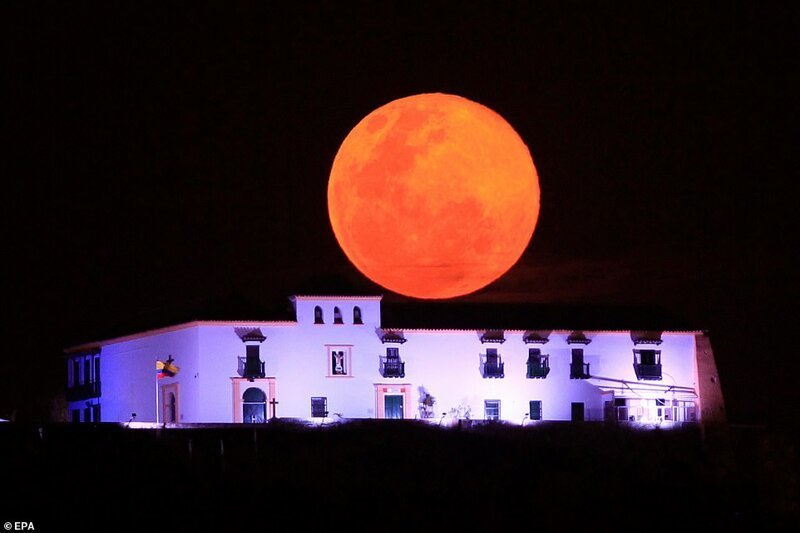 Полная луна над монастырем, Картахена, Колумбия