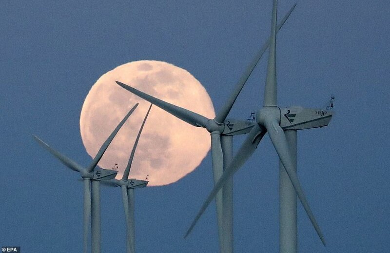 Ветряные турбины на фоне луны, Вильверак, Франция