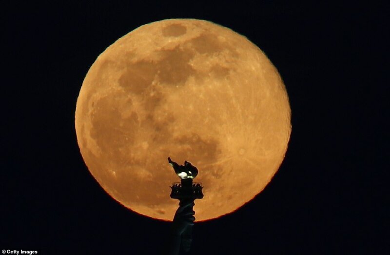 Факел Статуи Свободы на фоне луны, Нью-Йорк